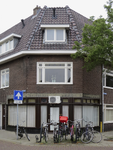908695 Gezicht op het winkelhoekpand Herenweg 50 te Utrecht, met rechts de Kruisweg.N.B. De Herenweg even zijde is rond ...